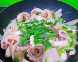 Hình bước làm 3 của món Bạch tuộc xào hành tây