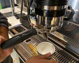 Foto langkah ke 4 dari resep Flat White Coffee.