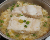 Foto del paso 5 de la receta: Merluza en salsa con coliflor y guisantes