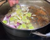 Foto del paso 3 de la receta: Conejo en salsa