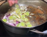 Foto del paso 3 de la receta: Conejo en salsa