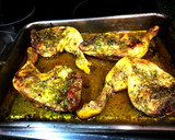 Foto del paso 7 de la receta: Muslos de pollo en adobo verde al horno