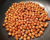 Foto del passaggio 3 della ricetta Ceci speziati e tostati in padella
