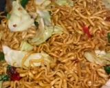 Foto langkah ke 5 dari resep Mie Telur Goreng.