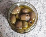 Foto del passaggio 4 della ricetta Coniglio alla cacciatora alla fiorentina con olive taggiasche