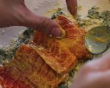 Foto langkah ke 3 dari resep Salmon Puff Pastry Dengan Bayam Dan Saus Jamur: RAHASIA MUDAH Buat Di Rumah.