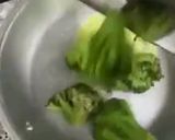 صورة لخطوة 2 من وصفة سلطة البروكلي بالتونه🥦🥗!