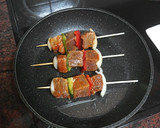 Foto del paso 2 de la receta: Brochetas de atún en adobo con cebolla y pimiento