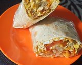 Foto langkah ke 3 dari resep Egg salad wrap.