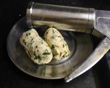 A picture of step 2 of Spinach butter chakali.