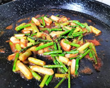 Foto del paso 3 de la receta: Arroz con carrillada, ajos tiernos y espárragos trigueros
