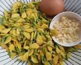 รูปขั้นตอนการทำที่ 1 ของ ดอกโสนผัดไข่