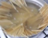Foto del paso 3 de la receta: Brócoli salteado con tallarines y salsa Blanca