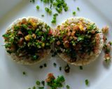 Foto del paso 1 de la receta: Montadito de Pico de Gallo sobre Galleta integral de Arroz!🎅🍻