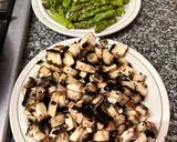 Foto del paso 2 de la receta: Espárragos con Portobello en Aceite de Oliva extra virgen La Española