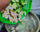 Foto langkah ke 4 dari resep Sayur bening timun tempe.