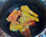 Foto del paso 4 de la receta: Pollo de corral en salsa de cebollas moradas y pasas gigantes