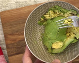 Foto del paso 3 de la receta: Huevo poché sobre tostada de aguacate 🥑