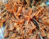 Foto del paso 2 de la receta: Carne desmechada (desmenuzada, ropa vieja), ensalada y arroz