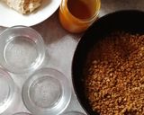 A picture of step 4 of Apple crumble cheesecake cups.