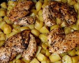 Fokhagymás tepsis burgonya vajpuha fűszeres egész csirkemellel recept fázis 3 fotója