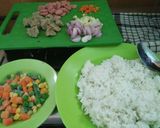 Foto langkah ke 1 dari resep Nasgor Sosis Bakso Sayuran Ala Simple.