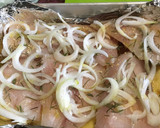 Foto del paso 2 de la receta: Pescado Corvina Acostada en cama de Papas y arropada con aros de Cebolla