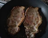 Foto del paso 4 de la receta: Chuletas de cabecero de lomo 🐷 adobada