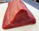 Foto del paso 1 de la receta: Tataki de lomo de atún con soja, ajoblanco, kimchee.... 🔥🔥🔥