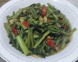 Foto langkah ke 4 dari resep Tumis Kangkung Bawang Putih.