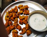 A picture of step 3 of Moong dal pakode.