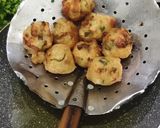 Foto langkah ke 4 dari resep Cucur Bawang Sosis.