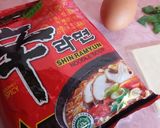 Foto langkah ke 1 dari resep Shin ramyeon with egg and cheese.