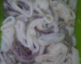 Foto langkah ke 1 dari resep Oseng Cumi Cabai Hijau.