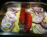Foto del paso 2 de la receta: Chorizos sobre patatas y cebolla morada al horno