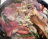A picture of step 2 of Pollo a la mexicana.