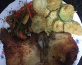 Foto del paso 4 de la receta: Chuletas de cerdo empanadas con piperrada y calabacín rebozado