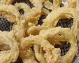 Foto langkah ke 3 dari resep (Sourdough Discard) Onion Rings.