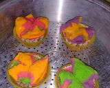 Foto langkah ke 5 dari resep Bolu Kukus Mekar Rainbow.
