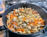 Une image de l'étape 22 de Poulet mariné aux carottes, champignons, épices et coriandre.