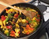 Une image de l'étape 9 de Poulet au curry,poivrons tricolores et pruneaux.