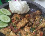 Foto langkah ke 2 dari resep Sambel Terasi Daun Jeruk Penyet Tempe Ayam.