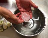 A picture of step 9 of Japanese Summer Sweet ‘Kuzu Dango’.