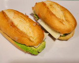 Foto del paso 4 de la receta: Desayuno con aguacate, queso de oveja y frutos secos