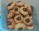 Foto langkah ke 4 dari resep Chococheese thumbprint.