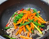 Foto langkah ke 3 dari resep Tumis Wortel Buncis Daging Giling.