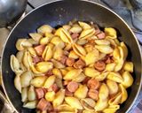 Foto del paso 3 de la receta: Salchichas de viena al tomate con fideos caracol
