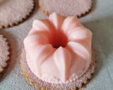 Une image de l'étape 2 de Panna cotta ganache pâte à tartiner au biscuit rose.
