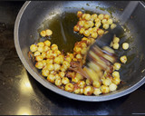 Foto del paso 3 de la receta: Garbanzos con calamares en lata
