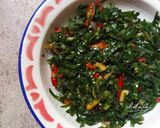 Foto langkah ke 5 dari resep Oseng Daun Kencur Pedas.